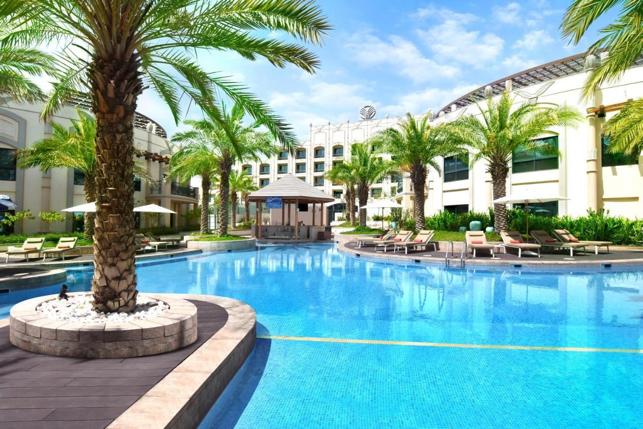 Hotel Al Ain Rotana Exteriér fotografie The swimming pool at the hotel