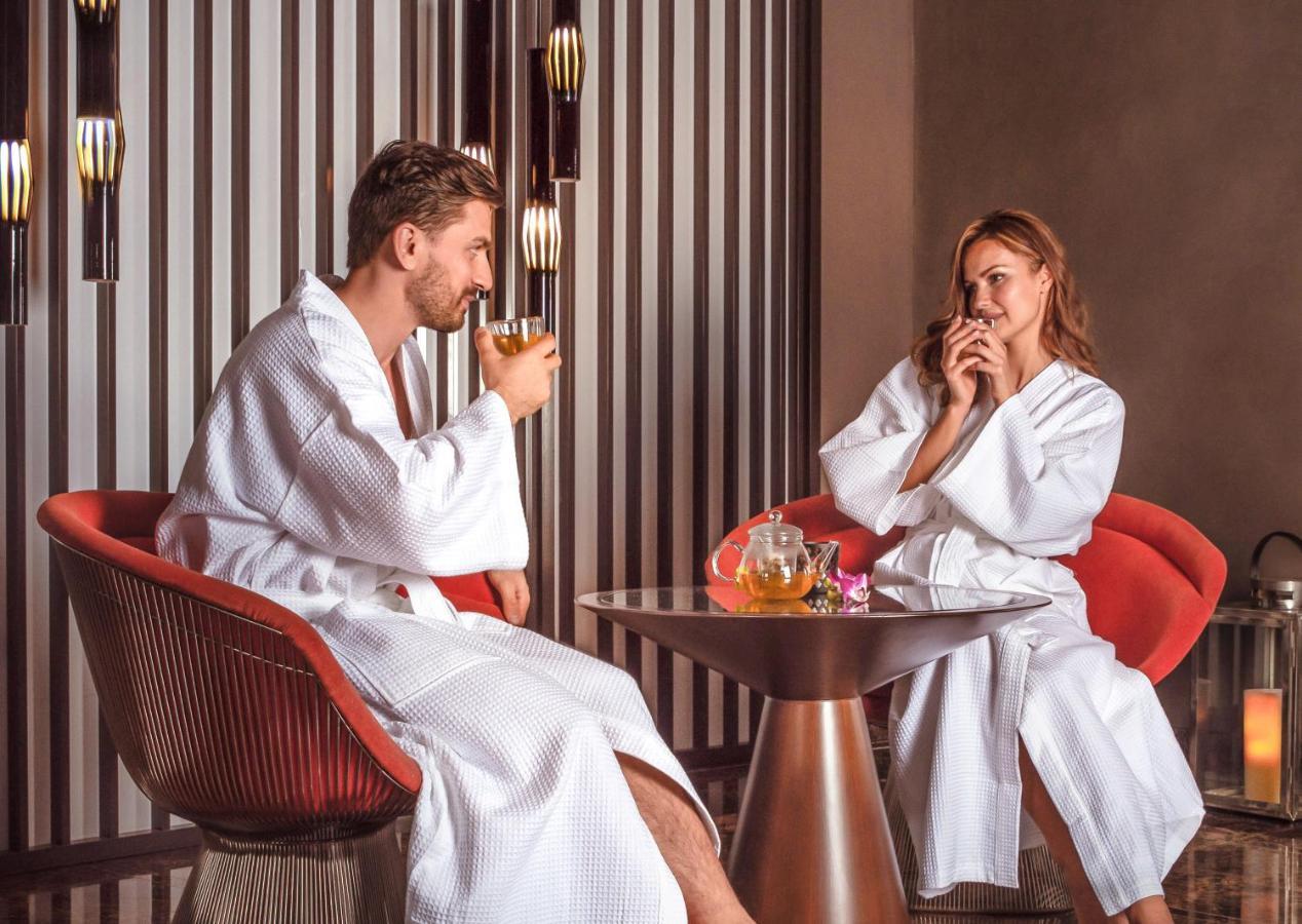 Hotel Al Ain Rotana Exteriér fotografie A couple wearing bathrobes